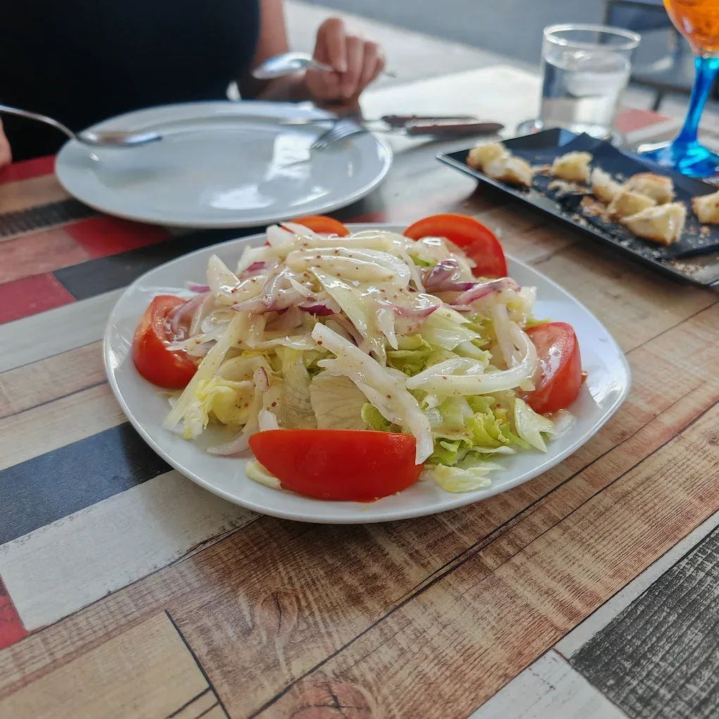Una mesa de La Rambla con ensalada y platos para compartir