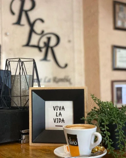 Un rincón de La Rambla, con café y el mensaje Viva la vida